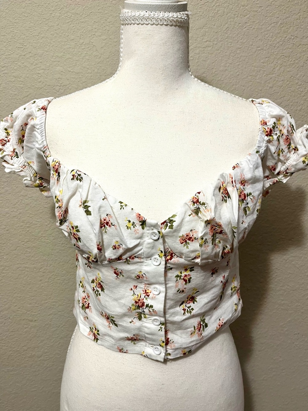 Polly White Floral Button-Front Crop Top
